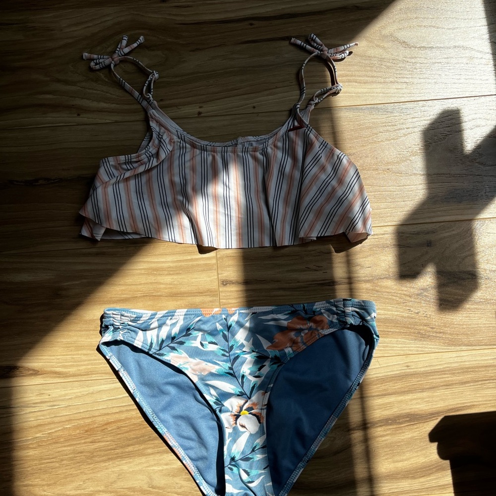 Cute Roxy girls swimsuit set